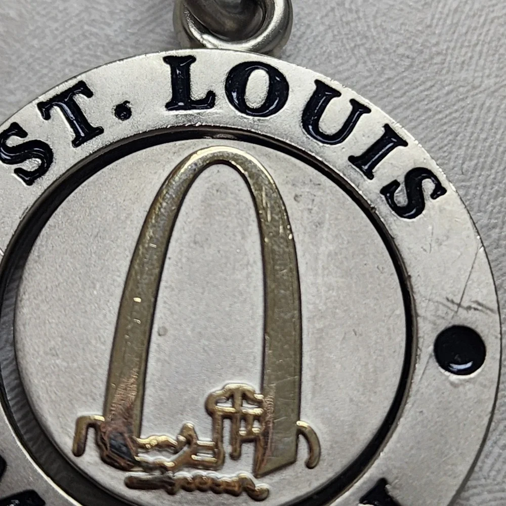 Vintage St. Louis Arch Missouri Spinning Keychain Center Collectible Silver Gold